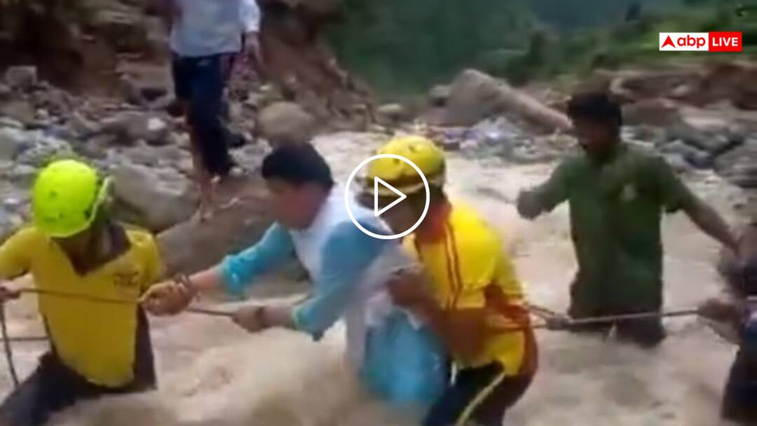 Shocking video from UK Bageshwar district Kapkot MLA Suresh Gadiya gunner slipped and got swept away in a rain drain Video: हालात का जायजा लेने पहुंचे विधायक जी फंसे, गनर बह गया, ऐसे बची जान, वीडियो वायरल