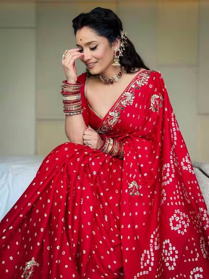 इस हसीना ने लाल टाई और रंग-बिरंगी साड़ी पहनी हुई है जिसमें वो किसी अप्सरा से कम नहीं लग रही हैं। अपनी दिलकश अदाओं से उन्होंने यूजर्स के दिलों में जगह बना ली है। अब एक्ट्रेस की इन तस्वीरों पर यूजर्स खूब लाइक और कमेंट कर रहे हैं।