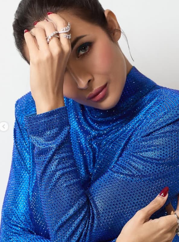 In this blue color dress, Malaika is really looking for Hussan.