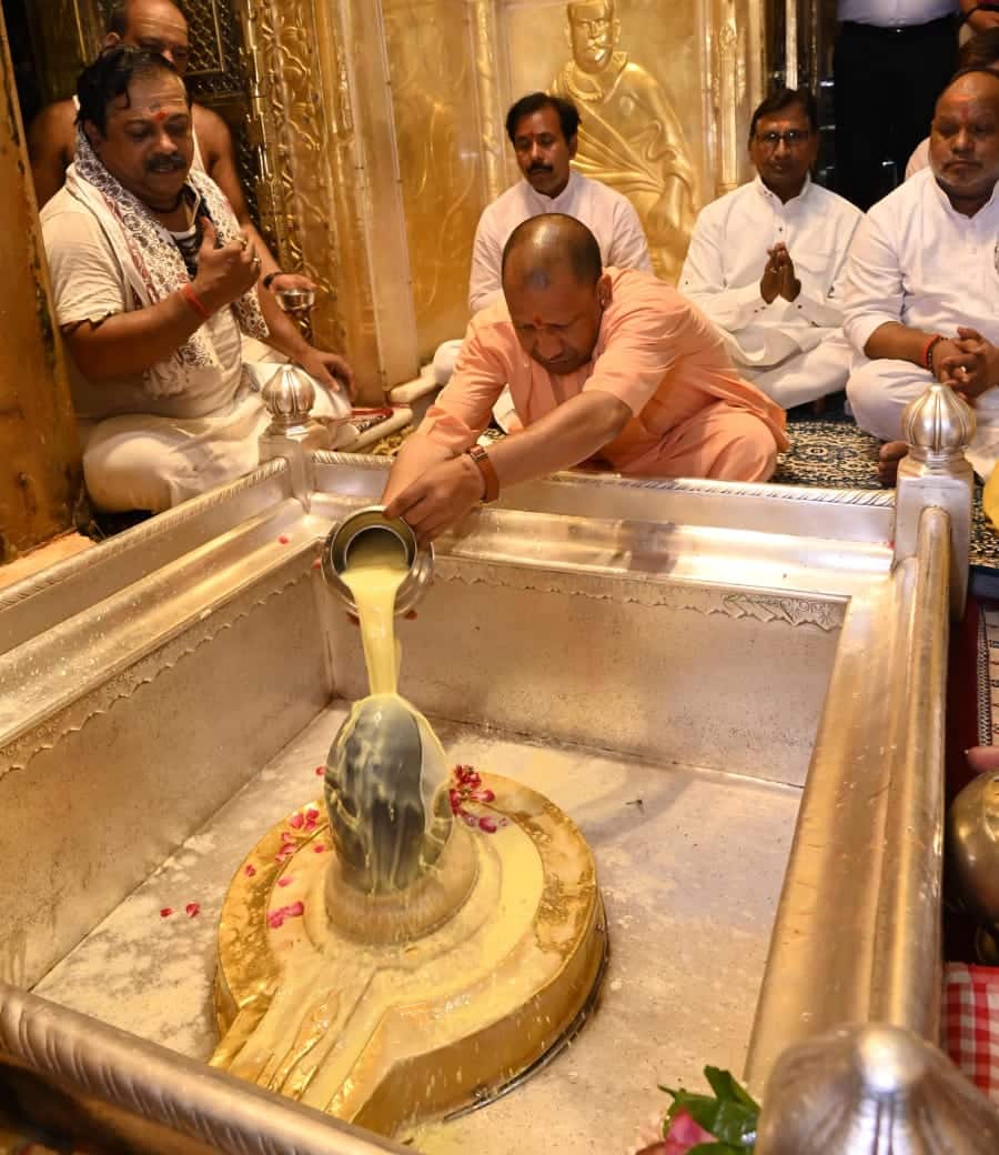 UP: 'सार्वजनिक स्थलों पर न हो अवैध कब्जा', वाराणसी में CM योगी ने अधिकारियों को दिए निर्देश