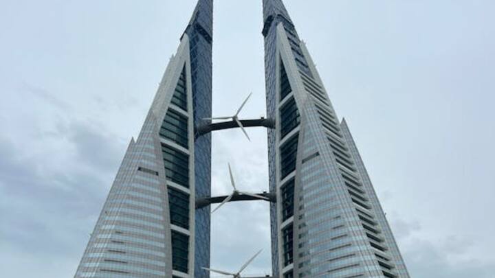 रिपोर्ट्स के मुताबिक बहरीन में पानी की 1.5 लीटर की बोतल लगभग 0.25 दीनार की होती है, जिससे करीब 15 बोतलें ले सकते हैं.