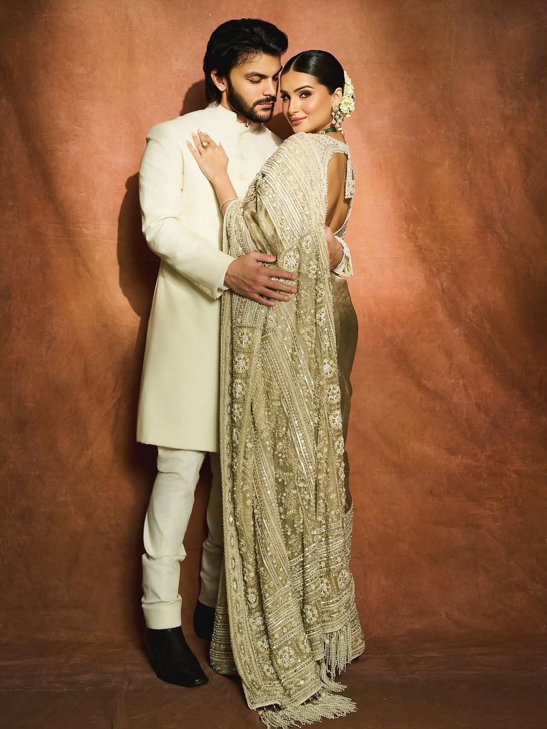 Tara Sutaria has shared a photo with her rumard boyfriend Veer Pahariya. In that photo, both are seen close to each other. After seeing this picture, the fans are considering the relationship as confirmed.