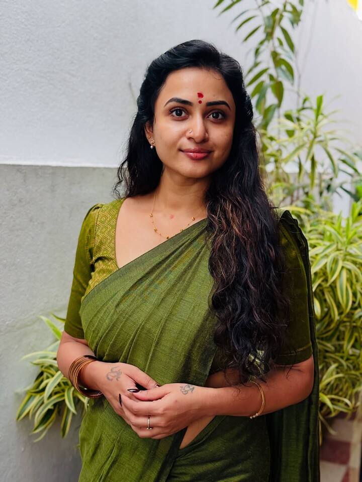 வேற மாரி ஆப்பிஸ் என்ற வெப் தொடரிலும் நடித்து கவனம் ஈர்த்தவர் ஜனனி.
