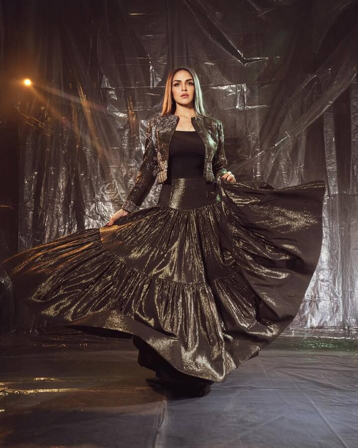 In this look, Isha is wearing a flared skirt of black and golden shade, which is styled with matching jackets and black tops. Shiny fabric and Floi design are making this elegant. Just as every look of Hema is considered royal and iconic, Isha also takes care of people with her modern and traditional styling.