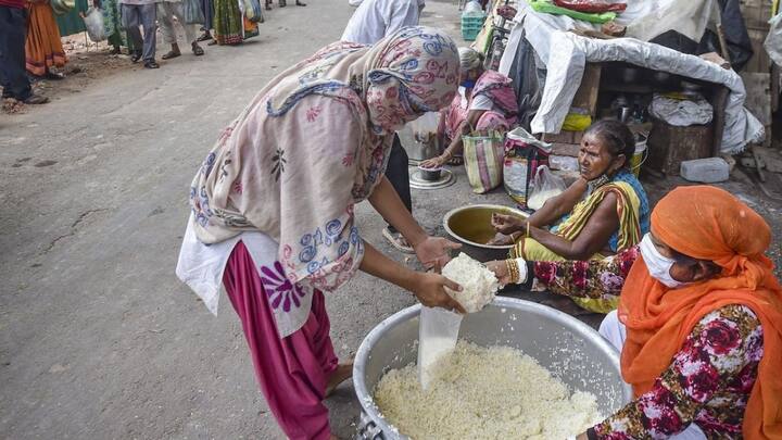 জাতীয় খাদ্য সুরক্ষা আইনের অধীনে দরিদ্র মানুষকে বিনামূল্যে রেশন দেওয়া হয়। এর জন্য রেশন কার্ডে সমস্ত তথ্য সঠিক ও আপডেট করা জরুরি। যদি এই কাজ করা না হয়, তাহলে সরকার জানিয়েছে যে রেশন পাওয়া বন্ধ হয়ে যেতে পারে।