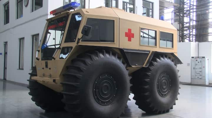 ਚੰਡੀਗੜ੍ਹ (ਅਸ਼ਰਫ਼ ਢੁੱਡੀ): ਪੰਜਾਬ ਵਿੱਚ ਹੜ੍ਹਾਂ ਦੀ ਮਾਰ ਝੱਲ ਰਹੇ ਇਲਾਕਿਆਂ ਵਿੱਚ ਇੱਕ ਸਪੈਸ਼ਲ ਵਹੀਕਲ ਪਾਣੀ ਵਿੱਚ ਚਲਾ ਕੇ ਲੋਕਾਂ ਦੀ ਜਾਨ ਬਚਾਈ ਜਾ ਰਹੀ ਹੈ।