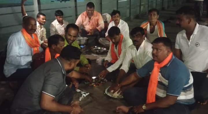 हे सर्व जाणीवपूर्वक आंदोलन चिरडण्यासाठीच केले जात आहे, मुंबई आता मराठ्यांची राहिली नाही.” अशी प्रतिक्रिया आंदोलकांनी दिली.