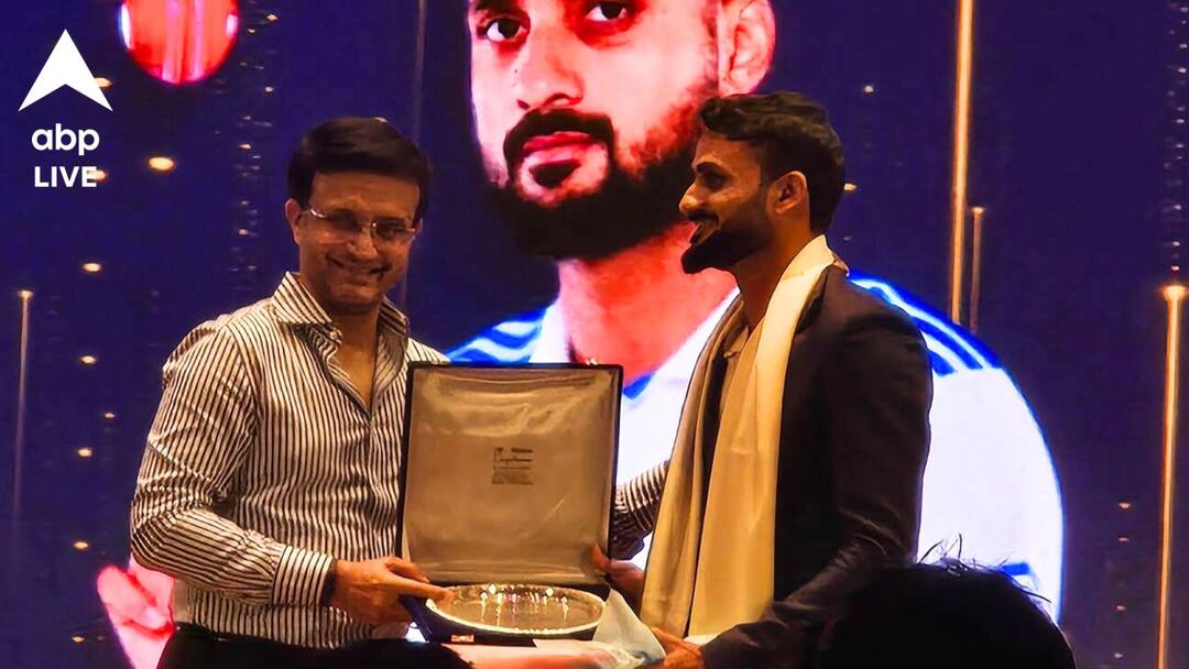 Akash Deep felicitated by Sourav Ganguly CAB Annual Prize distribution day India vs England Team India Akash Deep: আকাশের হাতে উপহার তুলে দিলেন সৌরভ, ইংল্যান্ড থেকে ফিরে কতটা বদলেছে ক্রিকেটারের জীবন?