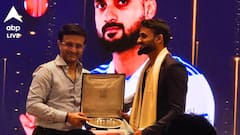 আকাশের হাতে উপহার তুলে দিলেন সৌরভ, ইংল্যান্ড থেকে ফিরে কতটা বদলেছে ক্রিকেটারের জীবন?