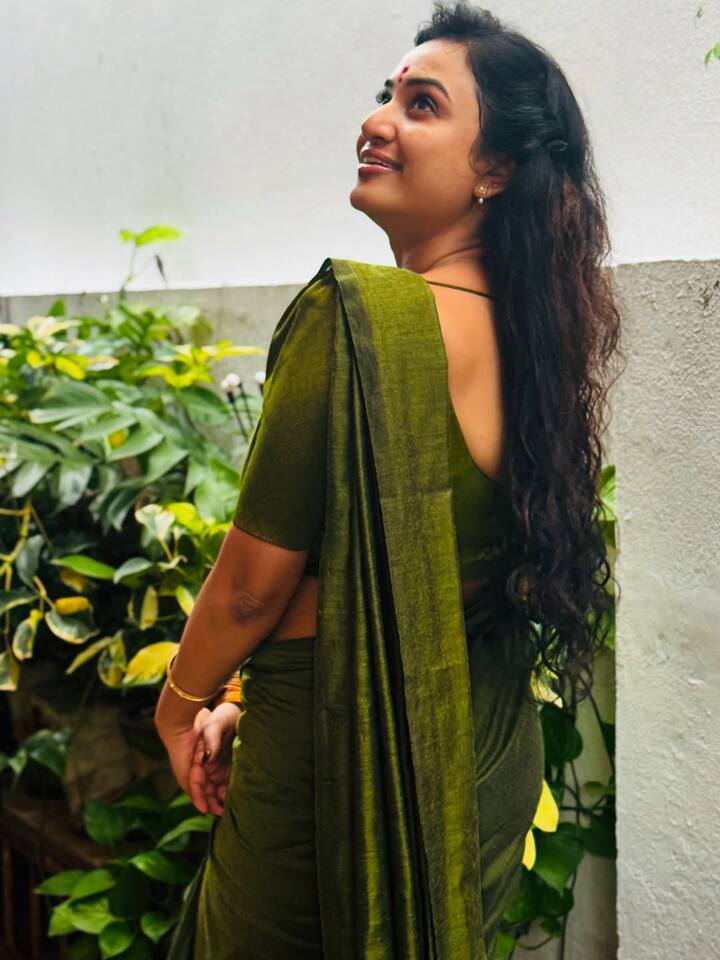 கோயம்புத்தூர் பொண்ணாக இருந்தாலும் உழைப்பால் உயர்ந்து நிற்கிறார் ஜனனி.