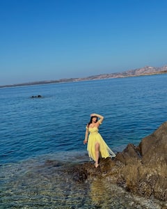 Kavya Thapar Photo: યલો ફ્રન્ટ કટ ડ્રેસમાં ગોર્જિયસ લાગી કાવ્યા થાપર,જુઓ સુંદર તસવીરો