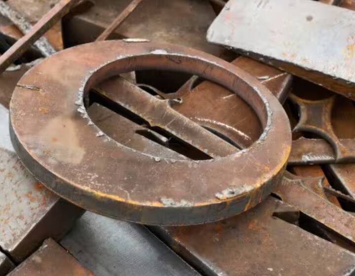 ਲੋਹੇ ਦੇ ਸਮਾਨ: ਤੁਲਸੀ ਦੇ ਪੌਦੇ ਦੇ ਕੋਲ ਲੋਹੇ ਦੀਆਂ ਚੀਜ਼ਾਂ ਰੱਖਣ ਨਾਲ ਸਕਾਰਾਤਮਕ ਊਰਜਾ ਨਸ਼ਟ ਹੋ ਜਾਂਦੀ ਹੈ। ਸ਼ਾਸਤਰਾਂ ਅਨੁਸਾਰ ਇਸ ਨਾਲ ਘਰ ਦੀ ਖੁਸ਼ਹਾਲੀ ਘੱਟ ਜਾਂਦੀ ਹੈ।