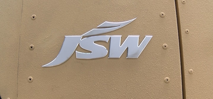 ਟੈਂਕ ਵਾਂਗ ਦਿਖਣ ਵਾਲਾ ਇਹ ਵਹੀਕਲ ਕਾਫੀ ਚਰਚਾ ਦਾ ਵਿਸ਼ਾ ਬਣਿਆ ਹੋਇਆ ਹੈ। ਸਾਰੇ ਹੀ ਪੰਜਾਬੀਆਂ ਵਿੱਚ ਇਹ ਭੰਬਲਭੂਸਾ ਬਣਿਆ ਪਿਆ ਹੈ ਕਿ ਇਹ ਜੋ ਗੱਡੀ ਹੈ ਅਸਲ ਵਿੱਚ ਹੈ ਕੀ?