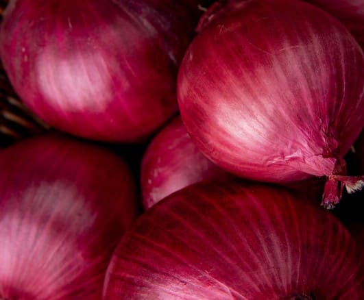 प्याज का रस: प्याज में सल्फर पाया जाता है, जो हेयर फॉलिकल्स को मजबूत बनाता है और बालों की ग्रोथ बढ़ाता है. आइब्रो पर प्याज का रस लगाकर 15 मिनट तक छोड़ दें, फिर धो लें। नियमित प्रयोग से आइब्रो घनी हो सकती हैं.