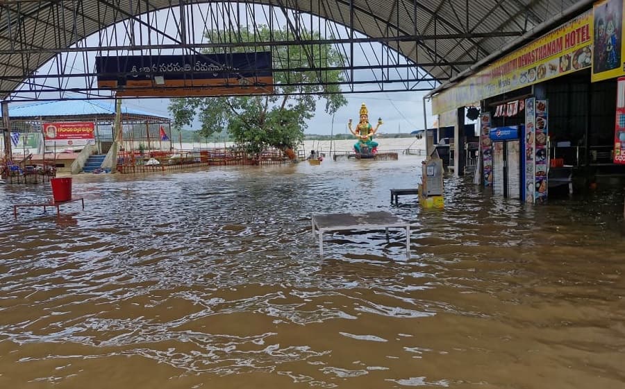 Nirmal Rains Updates: నీట మునిగిన బాసర.. కలెక్టర్ ఆదేశాలతో 40 మందిని కాపాడిన SDRF టీమ్