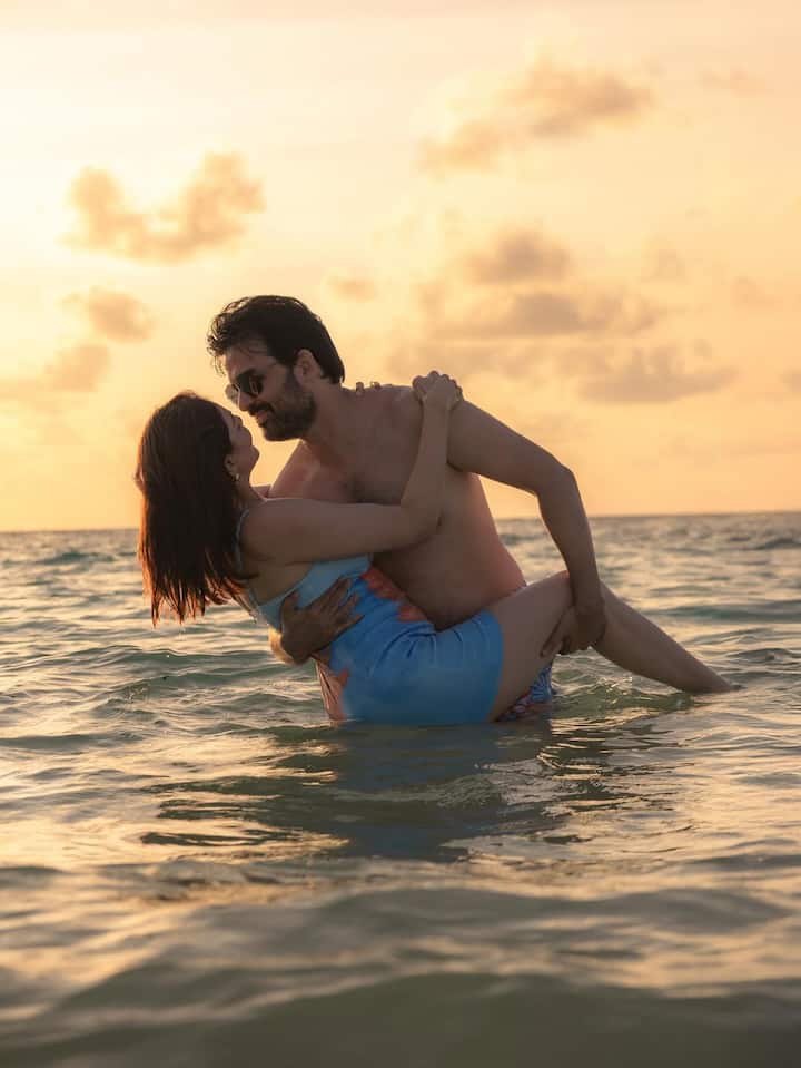 अभिनेत्री काजल अग्रवाल लवकरच रामायण चित्रपटात मंदोदरीची भूमिका साकारणार आहे. सिनेमाच्या भूमिकेसोबतच, काजल अग्रवाल रिअल लाईफमधील स्टाइल आणि ग्लॅमरस अंदाज देखील सर्वांचे लक्ष वेधून घेत आहे.