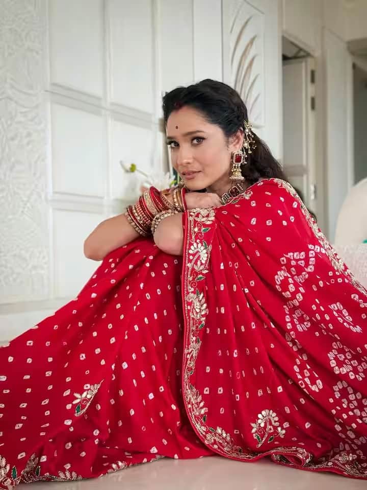 इन तस्वीरों में आप देख सकते हैं कि अंकिता ने चटक लाल साड़ी के साथ हैवी ज्वैलरी पहनी हुई है जो उनके लुक को और भी निखार रही है। उन्होंने लाल साड़ी के साथ इसी रंग का ब्लाउज पहना है जो उनके लुक को काफी रॉयल बना रहा है।