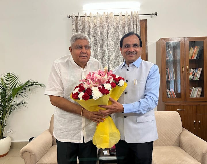 रिपोर्ट्स के अनुसार उप राष्ट्रपति को सैलरी का आधा हिस्सा पेंशन के रूप में दिया जाता है. इस हिसाब से उप राष्ट्रपति की पेंशन 1.5 लाख रुपये से लेकर 2 लाख रुपये तक हो सकती है.