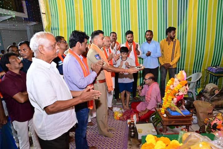 ఈ భారీ గణపతి విగ్రహాన్ని ఊరే గణేష్ అనే కళాకారుడు ఏటా తయారు చేస్తాడు.  ఈ ఏడాది ఆయనే 54 అడుగుల గణనాథుడిని సిద్ధం చేశాడు.