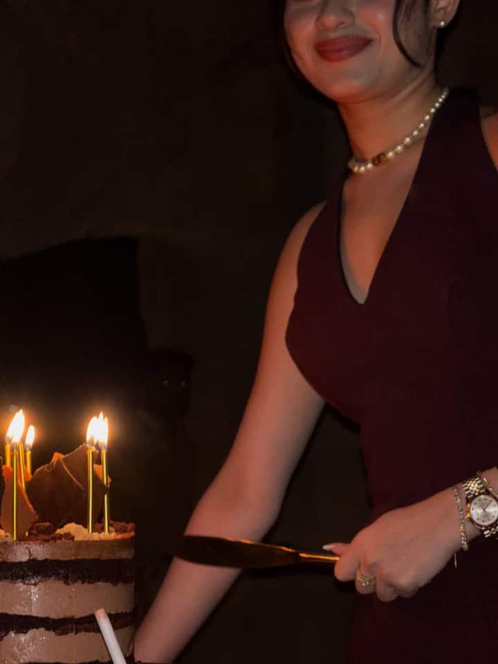 While enjoying this special moment with her special people, pictures of Jannat are making a splash on social media. Fans are also fiercely raining the pictures of the actress. Along with this, everyone was also seen wishing him a happy birthday.