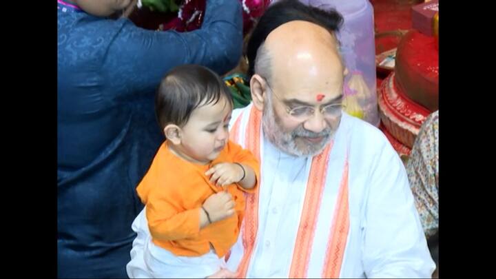 यावेळी शाह आपल्या गोंडस नातवाला कडेवर घेऊन लालबागचा राजा दर्शनाला गेले होते.