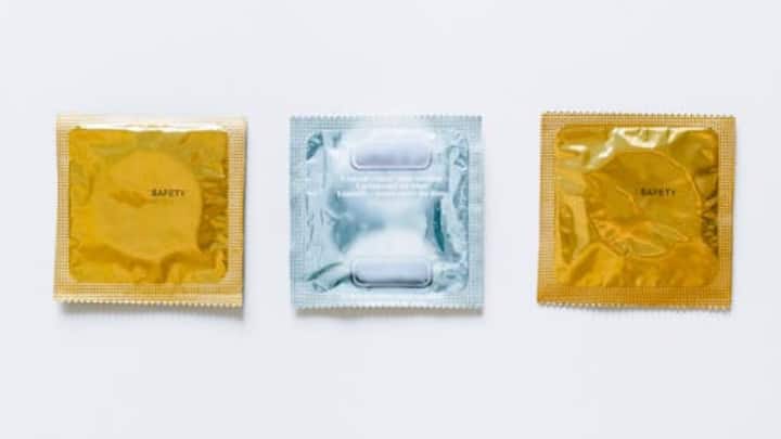 अफगानिस्तान में दुकानदारों को भी सख्त चेतावनी दी गई है कि वे कंडोम न बेचें. वहां की सरकार का ऐसा मानना है कि यह कंडोम का इस्तेमाल इस्लामिक मूल्यों के खिलाफ है.