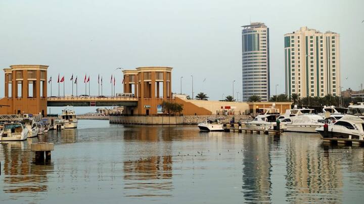 वर्तमान समय में 1 बहरीन दीनार लगभग 233.86 भारतीय रुपये के बराबर है. यानी भारतीय 1000 रुपये की वैल्यू वहां करीब 4.34 बहरीन दीनार होती है. पहली नजर में यह रकम बहुत कम लग सकती है, लेकिन बहरीन में इसके हिसाब से कुछ जरूरी चीजें खरीदी जा सकती हैं.