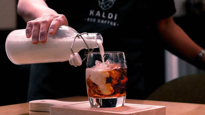 ऐसे में 1000 रुपये से लगभग 7 लीटर तक दूध खरीदा जा सकता है. खबरों के अनुसार 12 अंडों की एक ट्रे करीब 0.98 दीनार की मिलती है, जिसका मतलब है कि दो से तीन ट्रे आसानी से खरीदी जा सकती हैं.