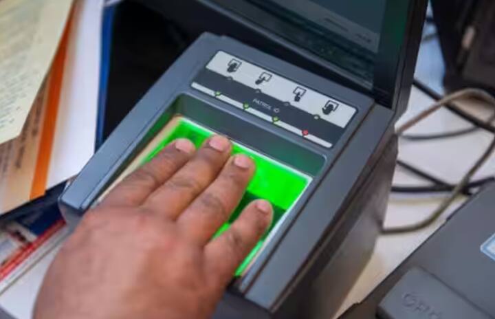 ਈ-ਕੇਵਾਈਸੀ ਵੀ ਜ਼ਰੂਰੀ ਹੈ ਤਾਂ ਜੋ ਨਕਲੀ ਲਾਭਪਾਤਰੀਆਂ ਨੂੰ ਹਟਾਇਆ ਜਾ ਸਕੇ। ਇਹ ਯਕੀਨੀ ਬਣਾਏਗਾ ਕਿ ਸਰਕਾਰੀ ਯੋਜਨਾਵਾਂ ਦੇ ਲਾਭ ਯੋਗ ਲੋਕਾਂ ਤੱਕ ਪਹੁੰਚਣ ਅਤੇ ਕੋਈ ਵੀ ਗਲਤ ਫਾਇਦਾ ਨਾ ਉਠਾ ਸਕੇ। ਇਸ ਲਈ, ਜੇਕਰ ਤੁਸੀਂ ਬਿਨਾਂ ਕਿਸੇ ਰੁਕਾਵਟ ਦੇ ਰਾਸ਼ਨ ਅਤੇ ਹੋਰ ਲਾਭ ਪ੍ਰਾਪਤ ਕਰਦੇ ਰਹਿਣਾ ਚਾਹੁੰਦੇ ਹੋ, ਤਾਂ ਸਮੇਂ ਸਿਰ ਆਪਣੇ ਰਾਸ਼ਨ ਕਾਰਡ ਦਾ ਈ-ਕੇਵਾਈਸੀ ਪੂਰਾ ਕਰੋ।