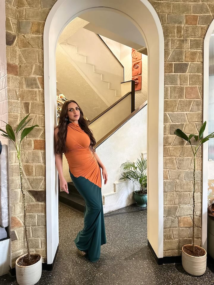 In this look, Isha is wearing a draped gown style dress with orange and green combination. His stylish style with open hair and light makeup is enhancing her beauty. Seeing his personality and grace, it is clear that he really looks at the carbon copy of mother Hema Malini.
