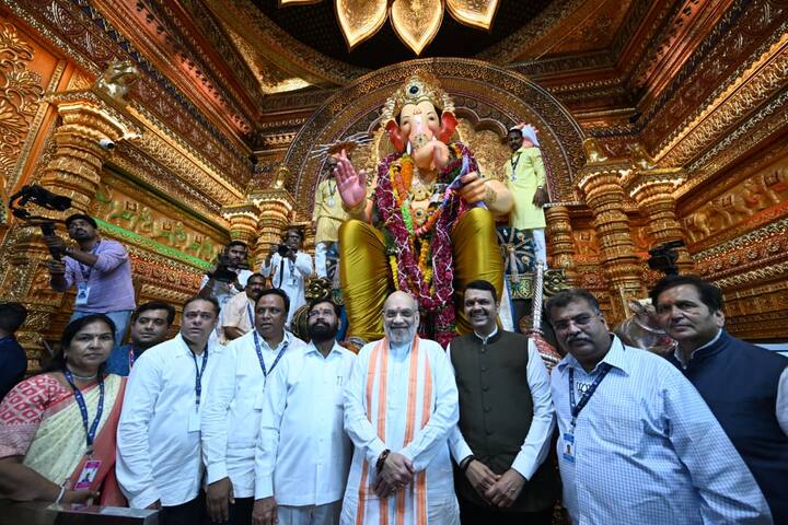 दर्शनावेळी मुख्यमंत्री देवेंद्र फडणवीस आणि उपमुख्यमंत्री एकनाथ शिंदे उपस्थित होते.
