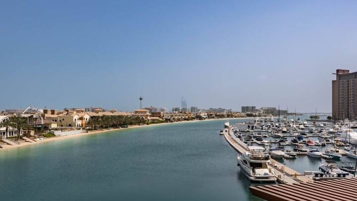 बहरीन में लाइफस्टाइल और कीमतें खाड़ी क्षेत्र के अन्य देशों की तरह थोड़ी हाई हैं, फिर भी 4 दीनार से सामान्य किराना और रोजमर्रा का सामान लेना संभव है. रिपोर्ट्स की मानें तो यहां 1 लीटर दूध की कीमत करीब 0.63 दीनार है.