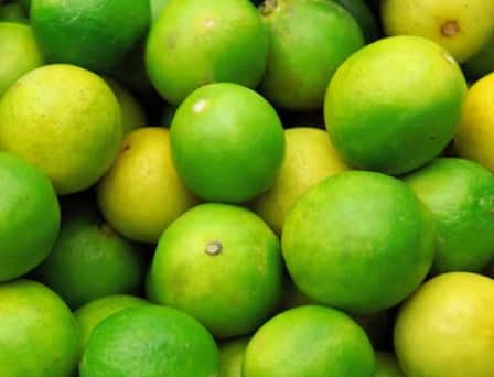 नींबू का रस: नारियल तेल में नींबू का रस मिलाकर लगाने से बालों की ग्रोथ तेज़ होती है. यह मिश्रण विटामिन C और एंटीऑक्सीडेंट्स से भरपूर होता है, जो पतली आइब्रो को मोटा करने में मदद करता है.