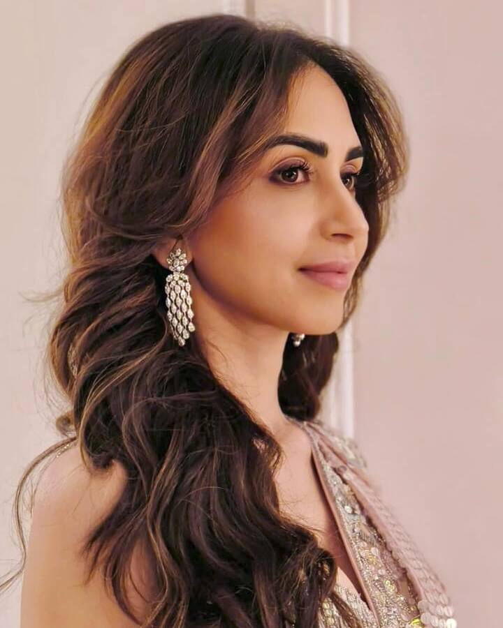 उनकी पत्नी प्रिया रुंचाल लाइमलाइट से दूर रहती हैं, लेकिन अपनी सादगी और एलिगेंट स्टाइल से हमेशा सबका दिल जीत लेती हैं.