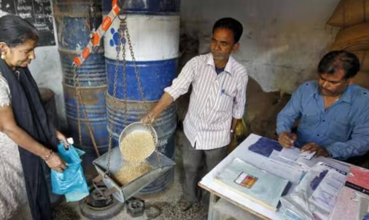 ਈ-ਕੇਵਾਈਸੀ ਨੂੰ ਪੂਰਾ ਕਰਨ ਲਈ, ਪਹਿਲਾਂ ਤੁਹਾਨੂੰ ਆਪਣੀ ਰਾਜ ਸਰਕਾਰ ਦੇ ਪੀਡੀਐਸ ਪੋਰਟਲ 'ਤੇ ਜਾਣਾ ਪਵੇਗਾ। ਉੱਥੇ ਤੁਹਾਨੂੰ ਹੋਮਪੇਜ 'ਤੇ ਰਾਸ਼ਨ ਕਾਰਡ ਸੇਵਾਵਾਂ, ਈ-ਸੇਵਾਵਾਂ ਅਤੇ ਹੋਰ ਵਿਕਲਪ ਦਿਖਾਈ ਦੇਣਗੇ। ਤੁਹਾਨੂੰ ਈ-ਕੇਵਾਈਸੀ 'ਤੇ ਕਲਿੱਕ ਕਰਨਾ ਪਵੇਗਾ ਅਤੇ ਰਾਸ਼ਨ ਕਾਰਡ ਨੰਬਰ ਦਰਜ ਕਰਨਾ ਪਵੇਗਾ ਅਤੇ ਇਸਨੂੰ ਆਧਾਰ ਨਾਲ ਤਸਦੀਕ ਕਰਨਾ ਪਵੇਗਾ।