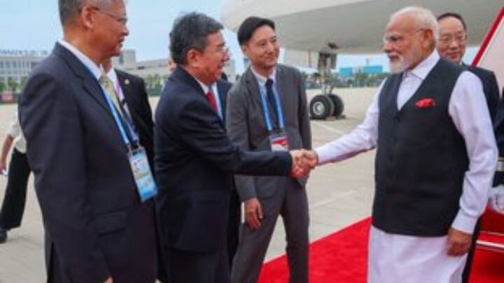 ভারত-চিন সম্পর্ক কোন খাতে এগোচ্ছে সেদিকে নজর থাকবে ওয়াকিবহাল মহলের। SCO সম্মেলন থেকে কী উঠে আসে সেদিকে নজর থাকবে গোটা বিশ্বের।