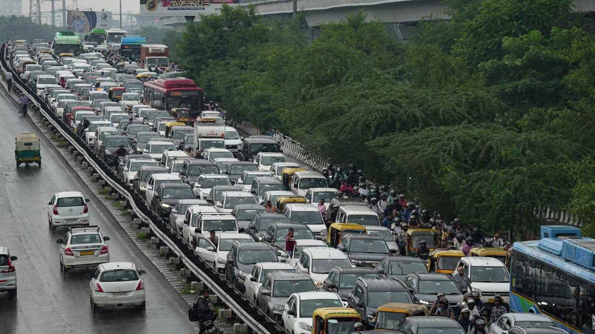 Delhi Rain: 15 साल बाद अगस्त के महीने में दिल्ली ने देखी ऐसी बारिश! कहीं थमी सड़क तो कहीं गिरी दीवार, कितना बरसा पानी?