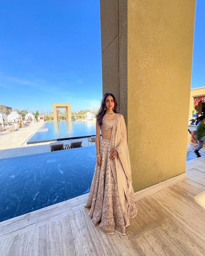 इस तस्वीर में प्रिया बेहद ही खूबसूरत नजर आ रहीं हैं, उनका ये ट्रेडिशनल लुक उनकी सादगी को और भी ग्रेसफुल बना रहा है.