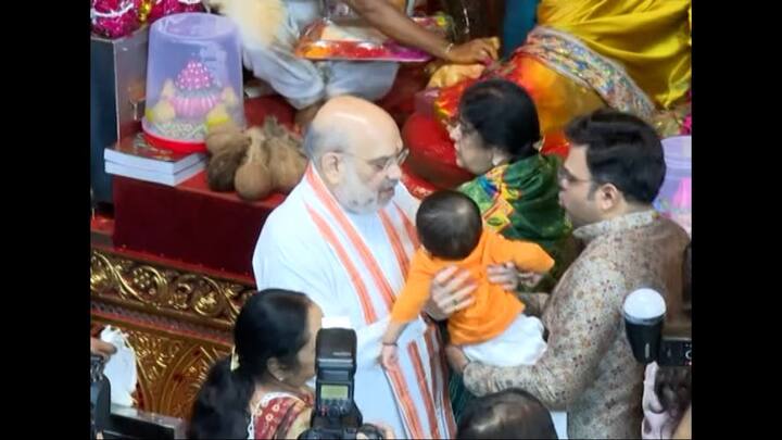 मुंबईत सुरू असलेल्या मराठा आंदोलनाची माहितीही अमित शहा यांनी विनोद तावडेंकडून घेतली.