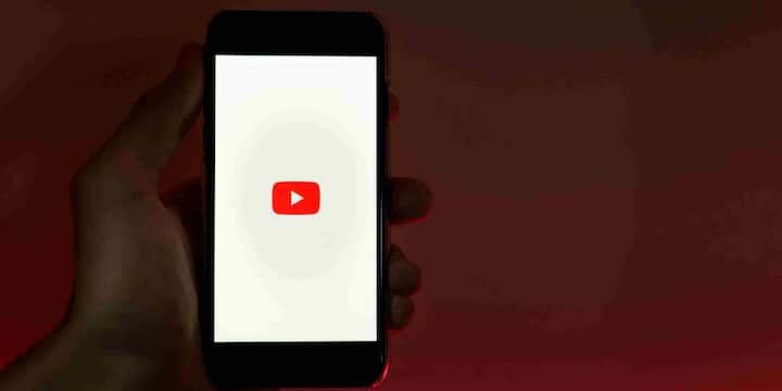 The biggest feature of the gift goals feature is that now creators can set the target during their live stream and complete it with the gifts of the fans. Not only this, they can also tell their audience how they will celebrate when the goal is completed. Earlier this option was only for super chats but now it has also become available for gifts. However, the creators who turned on this feature will not get access to super stickers.