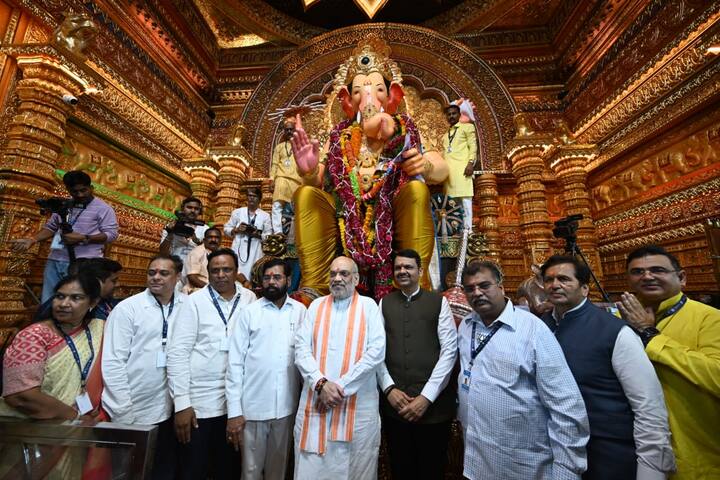 त्यानंतर त्यांनी लालबागच्या राजाचे दर्शन घेतले.