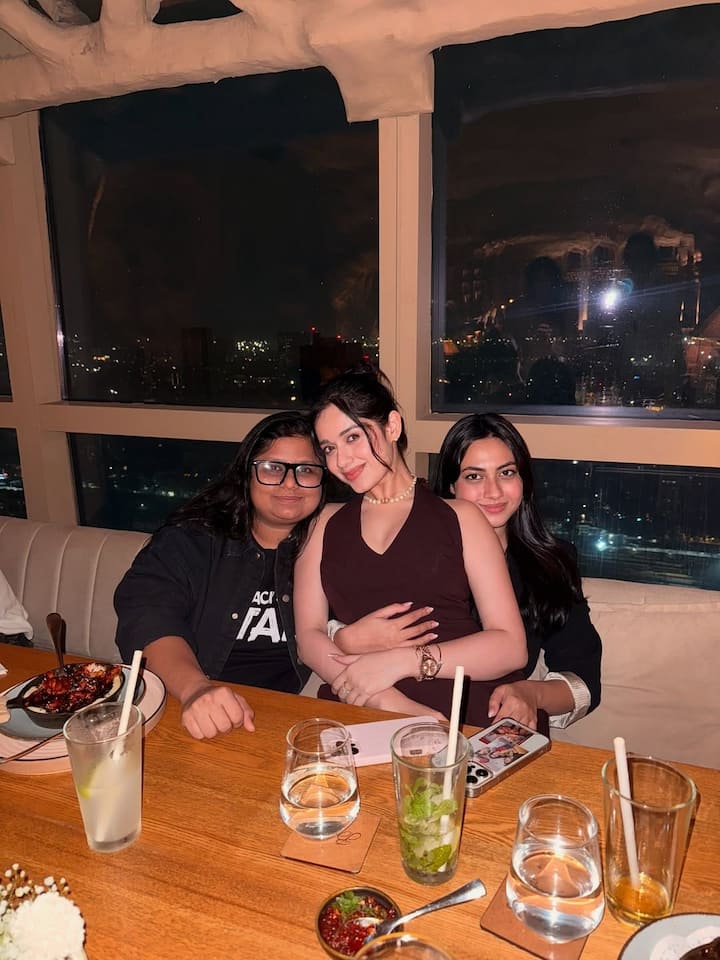 Along with the family, his special friend Reem Sheikh was also present on the occasion. This look of Reem Sheikh is also making headlines on his special friend's birthday. Let me tell you that before this, Jannat and Reem were seen together in 'Laughter Chefs'.