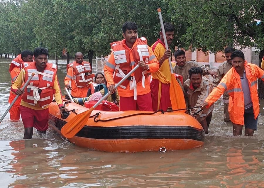 Nirmal Rains Updates: నీట మునిగిన బాసర.. కలెక్టర్ ఆదేశాలతో 40 మందిని కాపాడిన SDRF టీమ్