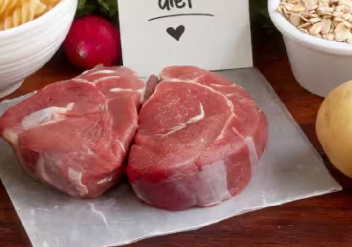 ਮਾਸਾਹਾਰੀ ਭੋਜਨ: ਤੁਲਸੀ ਦੇ ਕੋਲ ਮਾਸਾਹਾਰੀ ਭੋਜਨ ਰੱਖਣਾ ਇੱਕ ਵੱਡਾ ਪਾਪ ਮੰਨਿਆ ਜਾਂਦਾ ਹੈ। ਇਹ ਧਾਰਮਿਕ ਵਿਸ਼ਵਾਸ ਦੇ ਵਿਰੁੱਧ ਹੈ ਅਤੇ ਇਸਦਾ ਅਸ਼ੁਭ ਪ੍ਰਭਾਵ ਪੈਂਦਾ ਹੈ।