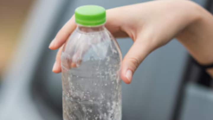 গাড়িতে জলের বোতল না রাখলে চলে না। কিন্তু প্লাস্টিকের বোতল জল সুদ্ধ গাড়িতে রেখে  নেমে যাওয়া এবং পরে সেই জল পান করা মোটেই উচিত নয়।