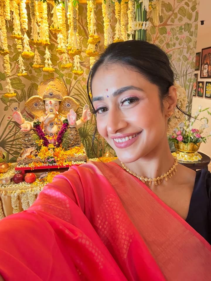 Dhanashree Verma brought Bappa to her house on Ganesh Chaturthi. He served Bappa a lot.