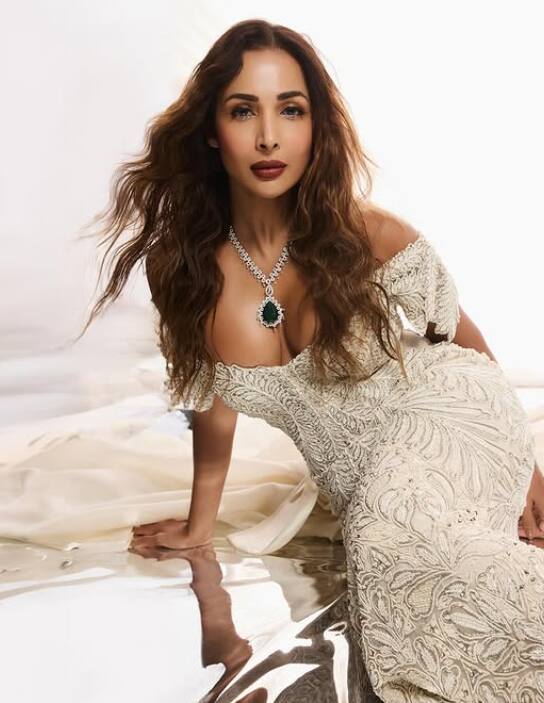 Malaika is looking super glam in this picture. In off -shoulder white gown, the actress is seen flaunting her cleavage. Indeed, his beauty will make anyone crazy ..