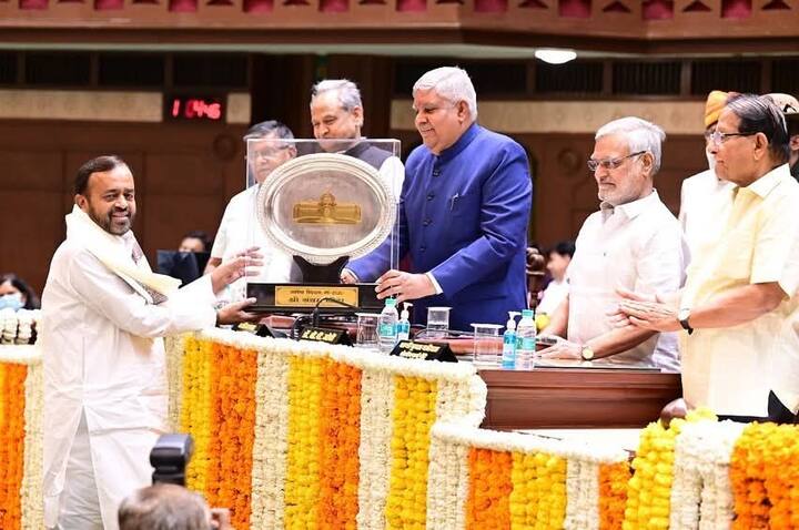 राजस्थान में पूर्व विधायक को 35 हजार रुपये मासिक पेंशन दी जाती है. अगर पूर्व विधायक की उम्र 70 साल से ऊपर है, तो उन्हें 20 प्रतिशत अतिरिक्त पेंशन का लाभ मिलता है. वहीं 80 साल से अधिक उम्र होने पर यह बढ़ोतरी 30 प्रतिशत हो जाती है.