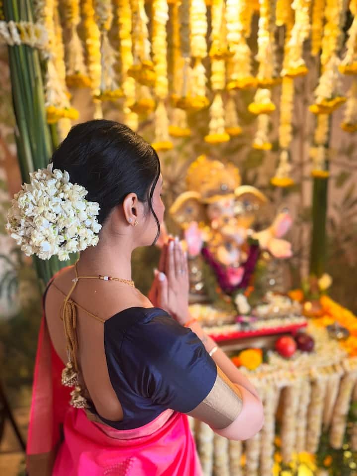Dhanashree bid farewell to Bappa with moist eyes. At the time of immersion, Dhanshree is seen becoming emotional in the video.