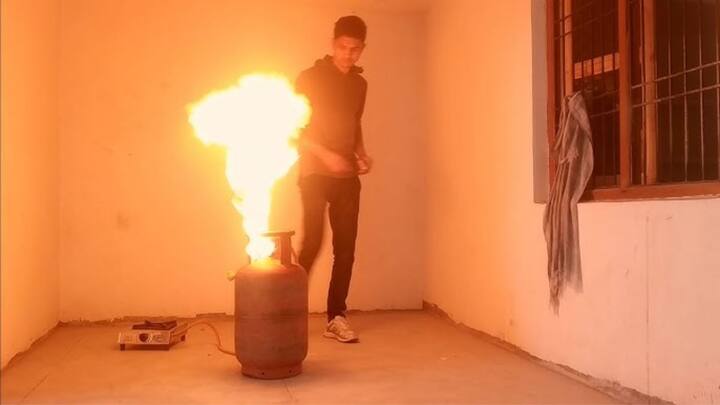 अगर आपको अचानक सिलेंडर से गैस की हल्की गंध आने लगे तो तुरंत किसी भी तरह की आग जलाने से बचें. चूल्हा, दीया, या इलेक्ट्रिक स्विच ऑन-ऑफ बिल्कुल न करें. क्योंकि जरा सी चिंगारी भी बड़ी आग का कारण बन सकती है. ऐसी स्थिति में सबसे पहले खुद को और बाकी लोगों को सुरक्षित बाहर निकालें.